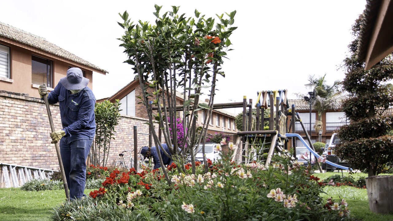 Dos jardineros de RYD Jardineros trabajando en un jardín de la Sabana de Bogotá, en Chía, Cundinamarca