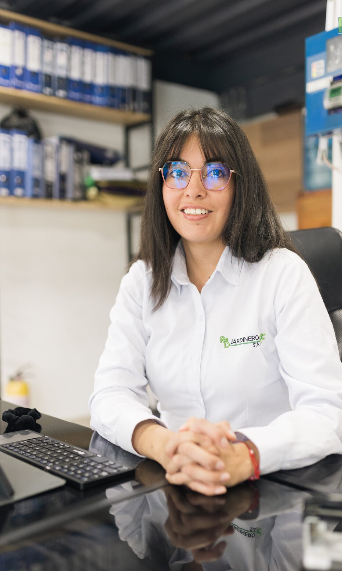 Auxiliar administrativa de RYD trabajando en su puesto de la oficina