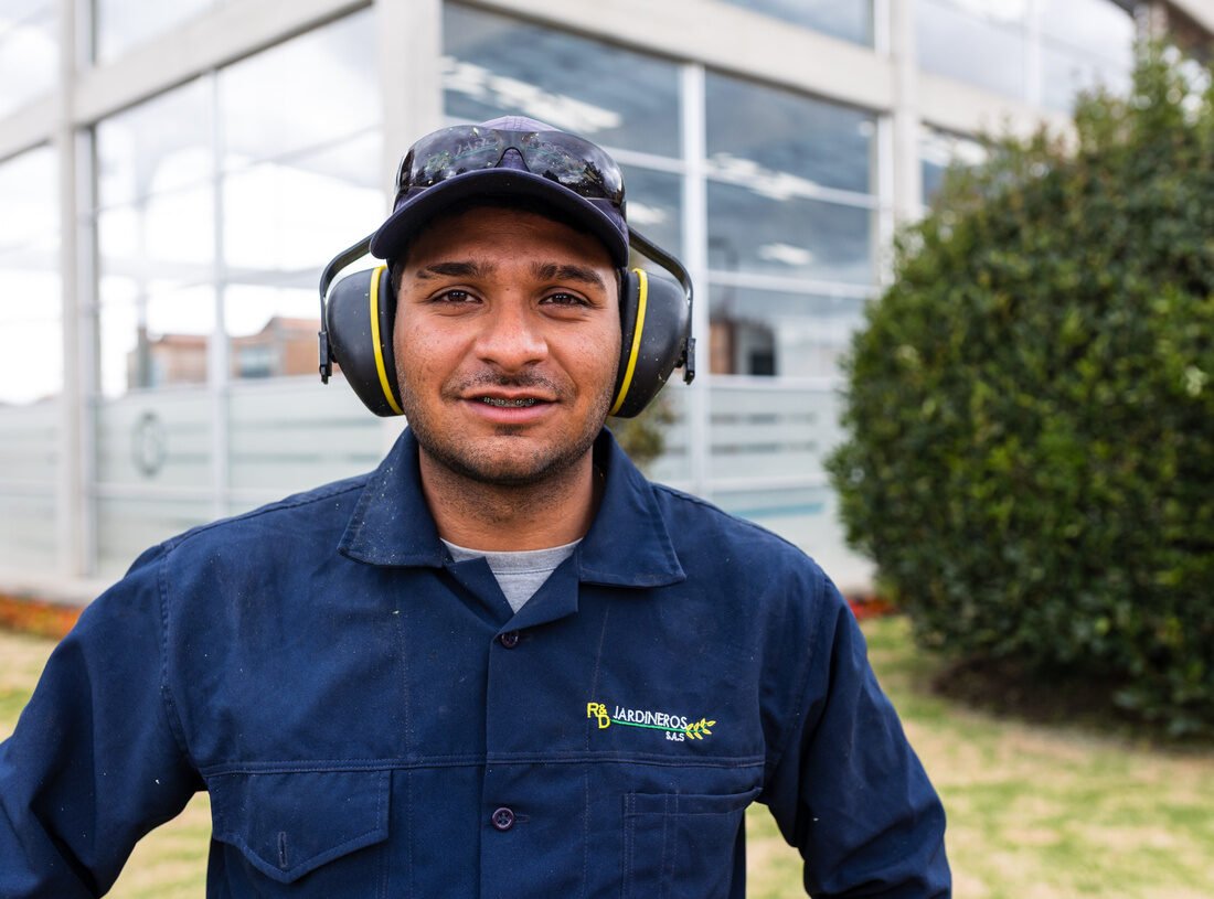 Retrato de un jardinero joven de RYD con gorra y protección auditiva