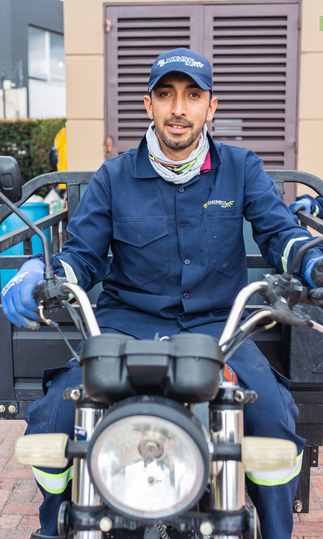 Operario de RYD al volante del motocarro eléctrico de la empresa