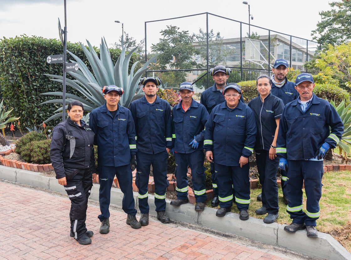 La cuadrilla de RYD en plano cerrado, todos con overol azul y gorra de la empresa